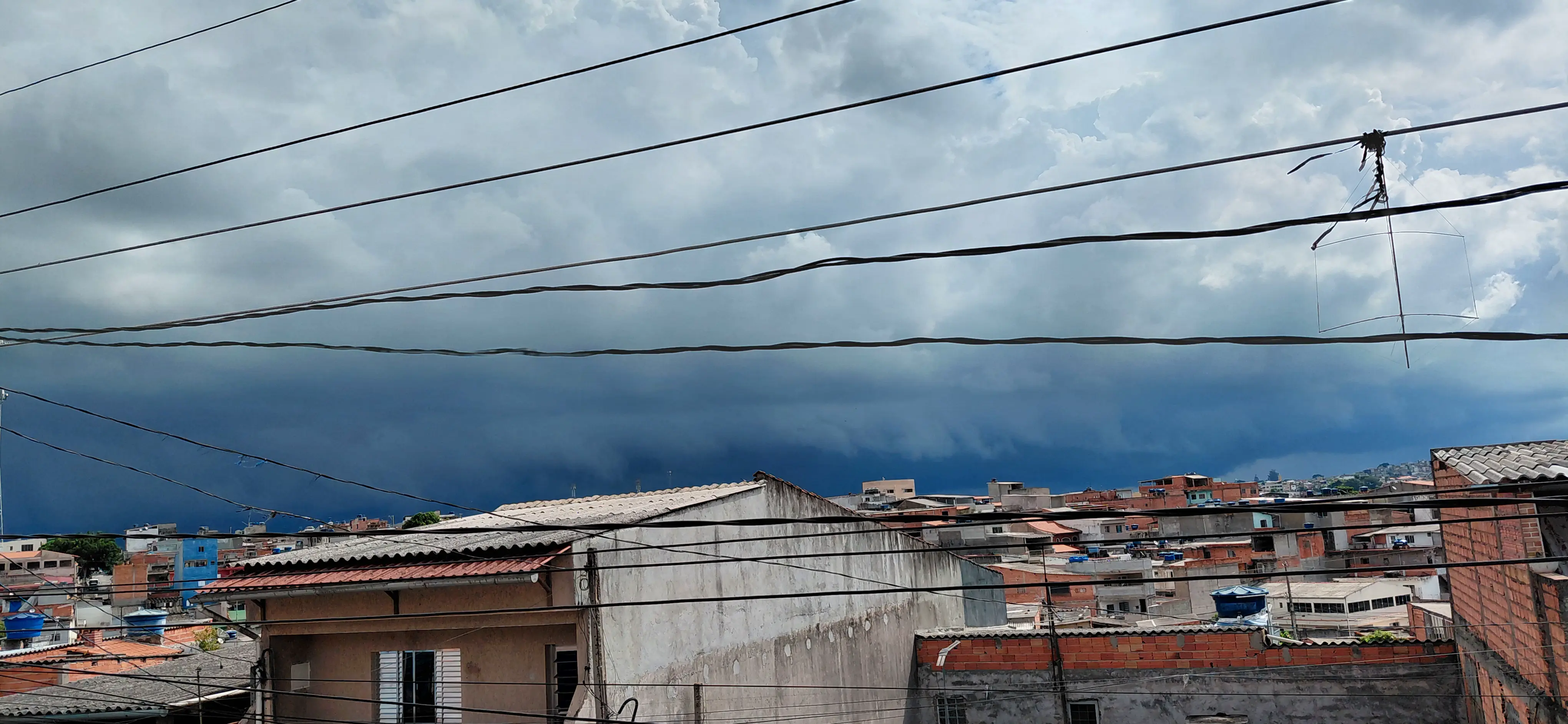 Imagem 2: Shelf Cloud escura, baixa e grande (em extensão) ao meu sul