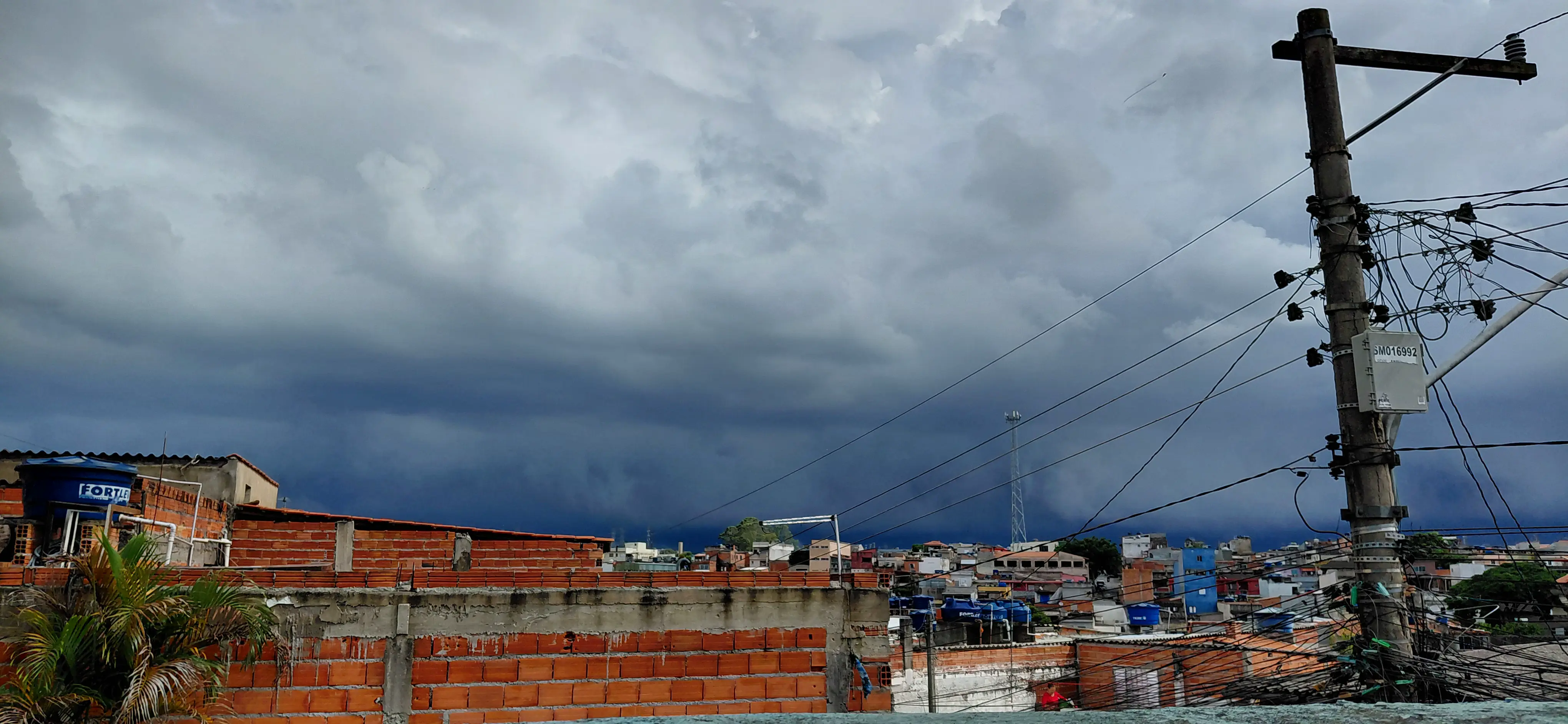 Imagem 1: Shelf Cloud escura, baixa e grande (em extensão) ao meu sul